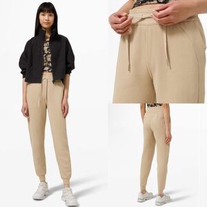 Lululemon Scuba High-Rise Jogger *Fleece 28"
Trench! EUC